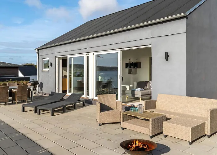 2 Bedroom Cozy In Bjert Holiday home Bjert Strand