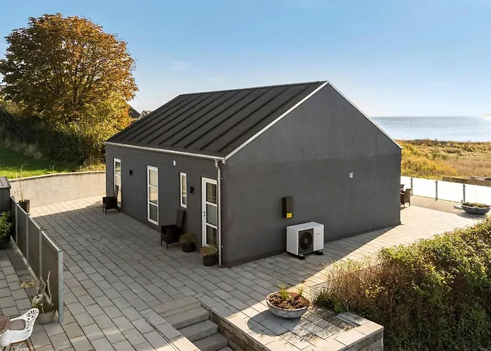 2 Bedroom Cozy In Bjert Holiday home Bjert Strand
